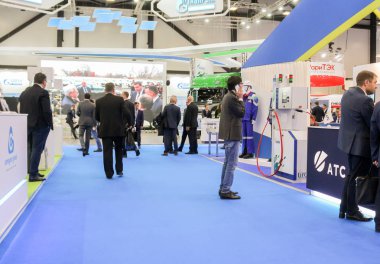 Tribünler arasındaki koridorlarda ziyaretçiler.