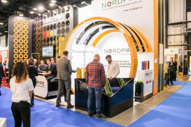 Şirket standının yakınındakiler..