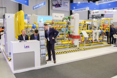 Gaz ekipmanlarının yanında durun..