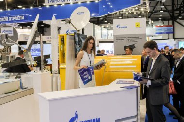 Tezgahta ellerinde broşür olan insanlar..