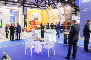 Bir sanayi sergisine ziyaretçiler.