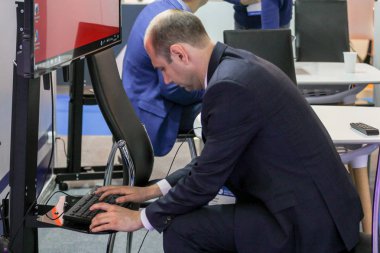 İşadamı klavyede çalışıyor..