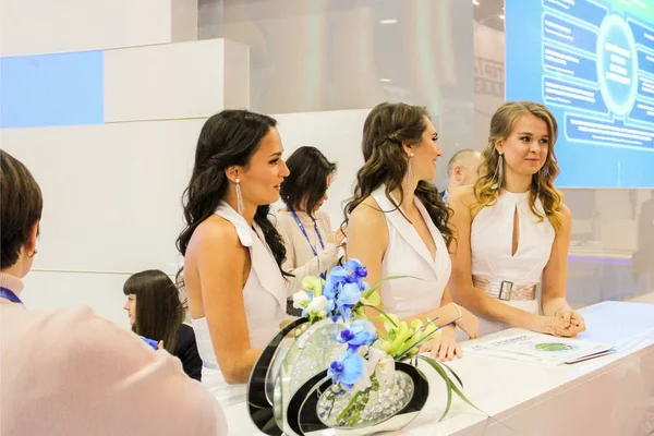 Sorrindo meninas stand-up no balcão com flores . — Fotografia de Stock