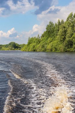 Sudaki tekneden gelen iz. Volkhov Nehri kıyısında doğa.