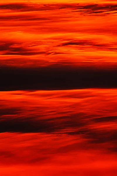Cielo Ardiente Atardecer Pintorescas Nubes Cielo Retroiluminadas Por Sol — Foto de Stock