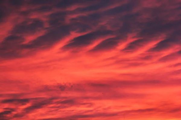 Dunkelorangefarbene Wolken Bei Sonnenuntergang Malerische Wolken Himmel Gegenlicht Der Sonne — Stockfoto