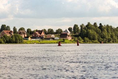Kıyıya yakın seyir şamandıraları. Volkhov Nehri kıyısında doğa.