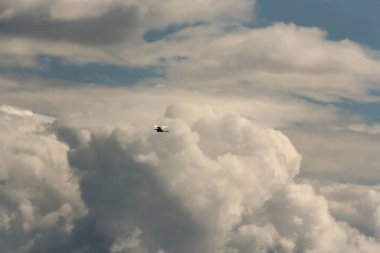 Gökyüzündeki resim gibi bulutlar Güneş tarafından aydınlatılıyor.