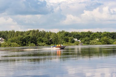 Volkhov Nehri kıyısında doğa.