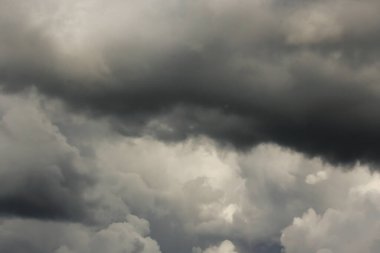 Gökyüzündeki resim gibi bulutlar Güneş tarafından aydınlatılıyor.