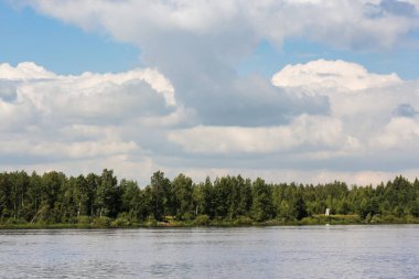 Volkhov Nehri kıyısında doğa.