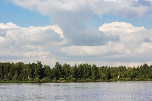 Volkhov Nehri kıyısında doğa.