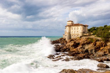 Livorno, İtalya - 17 Eylül 2016: Castello del Boccale Calafuria rüzgarlı bir günde yakınındaki