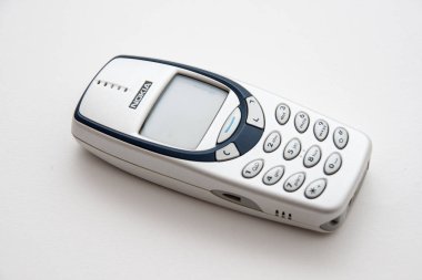 Rome, İtalya - 02 Şubat 2013: beyaz zemin üzerine izole eski Nokia telefon