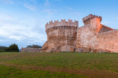 Populonia kale 15. yüzyılda Etrüsk kalır alınan taşlarla inşa edilmiştir
