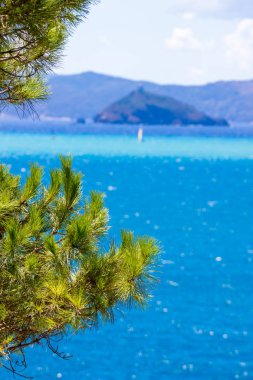 Tropikal benzeri deniz ve yaz aylarında İtalya gökyüzü