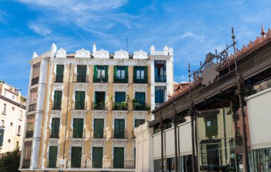 San Miguel kapalı çarşısının Madrid, İspanya, yaz aylarında