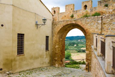 St Martin kapısı eski kasaba Magliano Toscana, İtalya