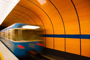 Bir tren platformu Münih metro, bırakarak Almanya