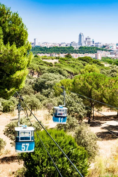 Teleferik bağlama Casa de Campo (Country House) ve Parque del Oeste (Batı Park) Madrid, İspanya
