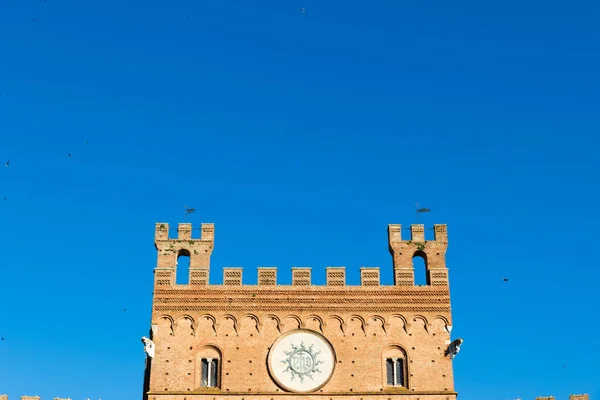 锡耶纳市政厅 (1297) 是位于托斯卡纳的锡耶纳的一座宫殿。 — 图库照片