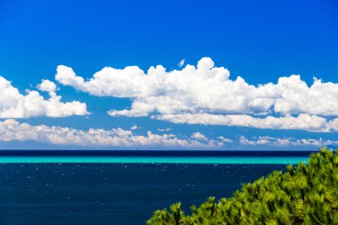Tropikal benzeri deniz ve yaz aylarında İtalya gökyüzü