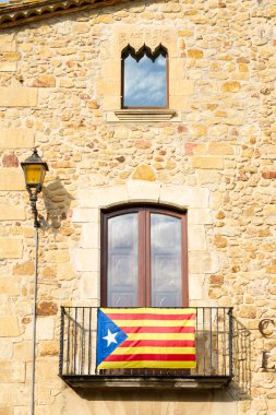 Katalan bağımsızlık asılı, İspanya bir binadan simgeleyen Estelada (yıldızlı bayrak)