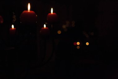 Noel zamanı bir evde düşük anahtar kırmızı mumlar