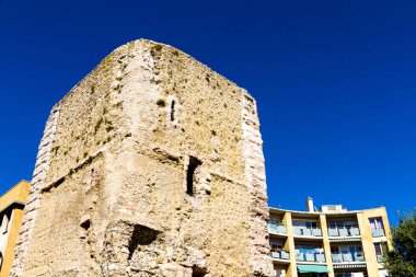 Eski teslis prensibine Fransa'nın Marsilya kentinde güneşli bir günde kule