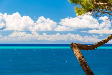 Tropikal benzeri deniz ve yaz aylarında İtalya gökyüzü