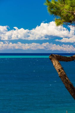 Tropikal benzeri deniz ve yaz aylarında İtalya gökyüzü