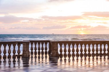 Livorno, İtalya denize doğru geniş kıvrımlı, müstehcen belvedere Terrazza Mascagni olduğunu