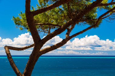 Tropikal benzeri deniz ve yaz aylarında İtalya gökyüzü