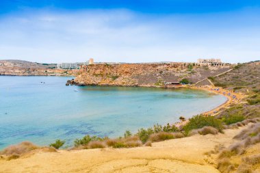 Ghajn Tuffieha yaz aylarında Malta Kuzey-Batı Sahil defne.