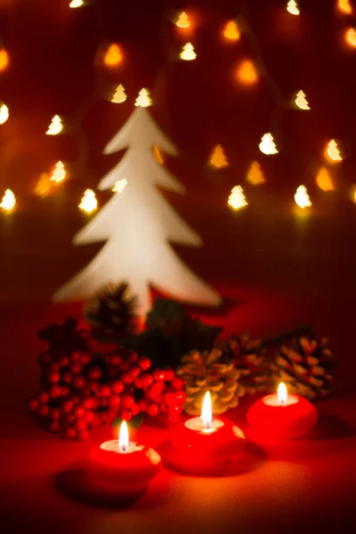 Velas Adornos Navideños Sobre Fondo Rojo Oscuro Forma Bokeh Con — Foto de Stock