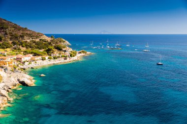 Cristal deniz suyu Pomonte, Elba Adası yakınlarında