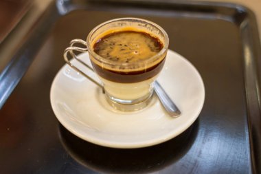 Cafe bombon espresso ve yoğunlaştırılmış süt, İspanya'da popüler yapılmış bir karışımıdır