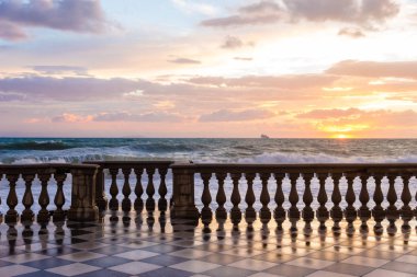 Livorno, İtalya denize doğru geniş kıvrımlı, müstehcen belvedere Terrazza Mascagni olduğunu