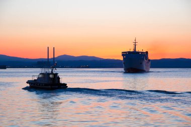 Piombino (lı), İtalya - 09 Ağustos 2016: mv Marmorica güneş doğarken Piombino bağlantı noktası yaklaşıyor