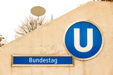 Berlin, Almanya - 19 Aralık 2017. Bir U-Bahn istasyonu işareti Bundestag, kış