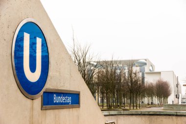 Berlin, Almanya - 19 Aralık 2017. Bir U-Bahn istasyonu işareti Bundestag, kış