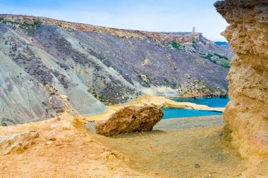 Ghajn Tuffieha yaz aylarında Malta Kuzey-Batı Sahil defne.