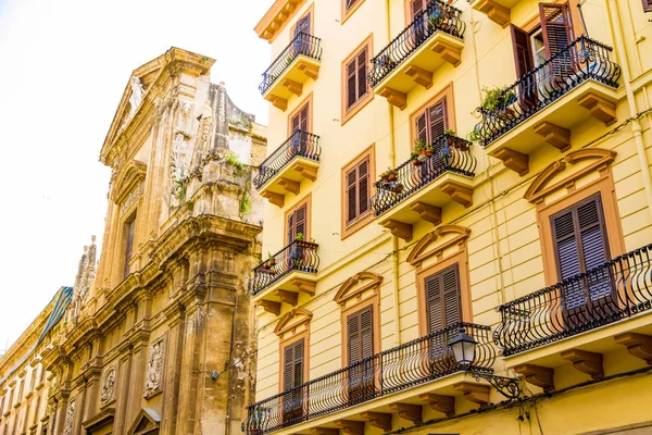 Kirche Und Gebäude Mit Balkonen Der Altstadt Von Palermo Italien — Stockfoto