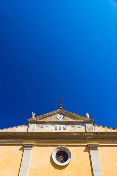 ジャコモと夏 イタリアでリオ ネッレルバで クイリコ セインツ教会 — ストック写真