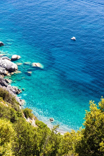 意大利西海岸埃尔巴岛水晶海水夏季 — 图库照片