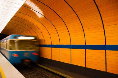 Bir tren platformu Münih metro, bırakarak Almanya