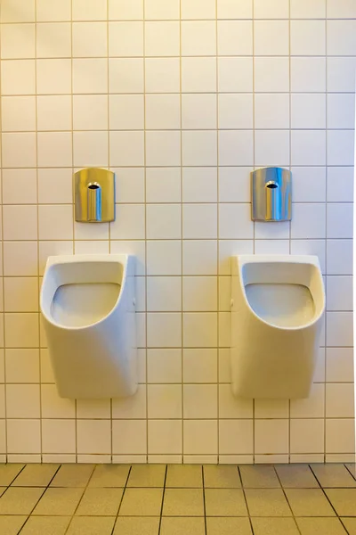 Ein Urinal Ist Ein Sanitärinstallationsgerät Nur Zum Wasserlassen — Stockfoto