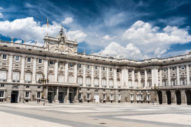 Royal Palace of Madrid İspanyolca Kraliyet ailesinin resmi konutu olduğunu