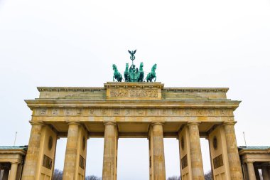 18. yüzyılda neoklasik anıt, Berlin, Almanya Brandenburg Kapısı olduğunu