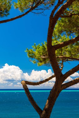Tropikal benzeri deniz ve yaz aylarında İtalya gökyüzü